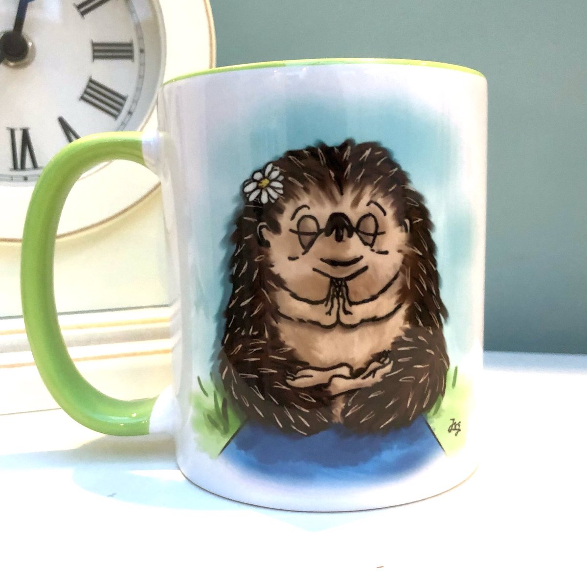 YewTreeTales's tweet photo. 🧘🏻🙏🏻 ‘Namaste’ has ended up one of my fave ‘Sporty Hedgehog’ gift mugs designs I think- she just looks serene in her meditation on one side, and shows off her perfect balance on the other! Such a cutie! 😍

🛍 https://t.co/hDEaYKegsX https://t.co/HRLGJO3oHf
