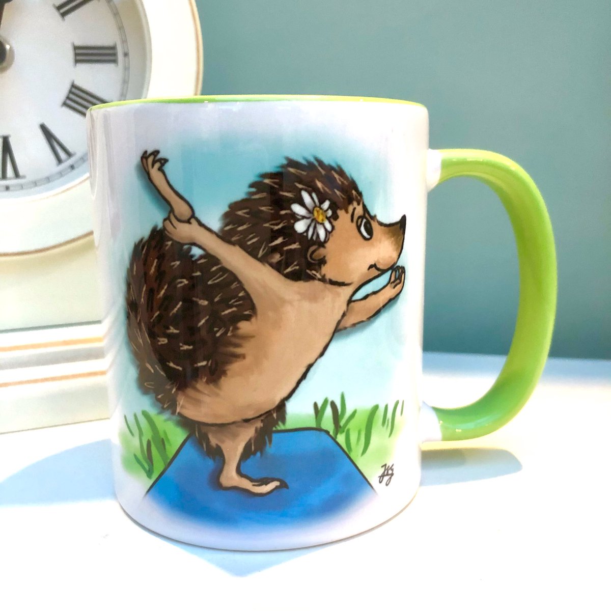 YewTreeTales's tweet photo. 🧘🏻🙏🏻 ‘Namaste’ has ended up one of my fave ‘Sporty Hedgehog’ gift mugs designs I think- she just looks serene in her meditation on one side, and shows off her perfect balance on the other! Such a cutie! 😍

🛍 https://t.co/hDEaYKegsX https://t.co/HRLGJO3oHf