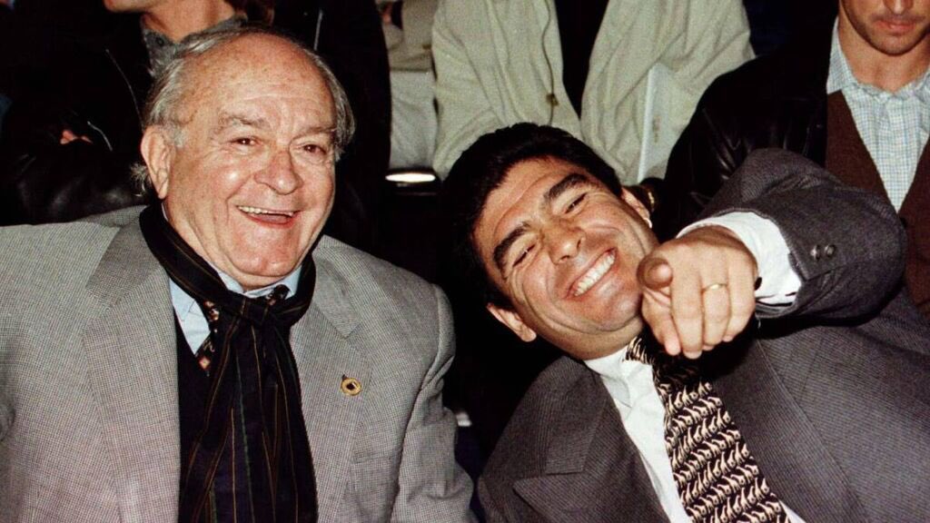 Hay quienes critican la vida de los demás cuando la de ellos no es ejemplo de nada.

Descansa en paz Diego.