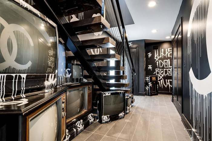AndersonGroupRE's tweet photo. FOR SALE 🧐 The infamous Fashion House is now for sale in Nashville! Know someone who would love a house themed after designer brands?
👇🏼👇🏼Tag them below!

Listed by: Suri Jon 

#ForSale #Nashville https://t.co/GpFA02goTl