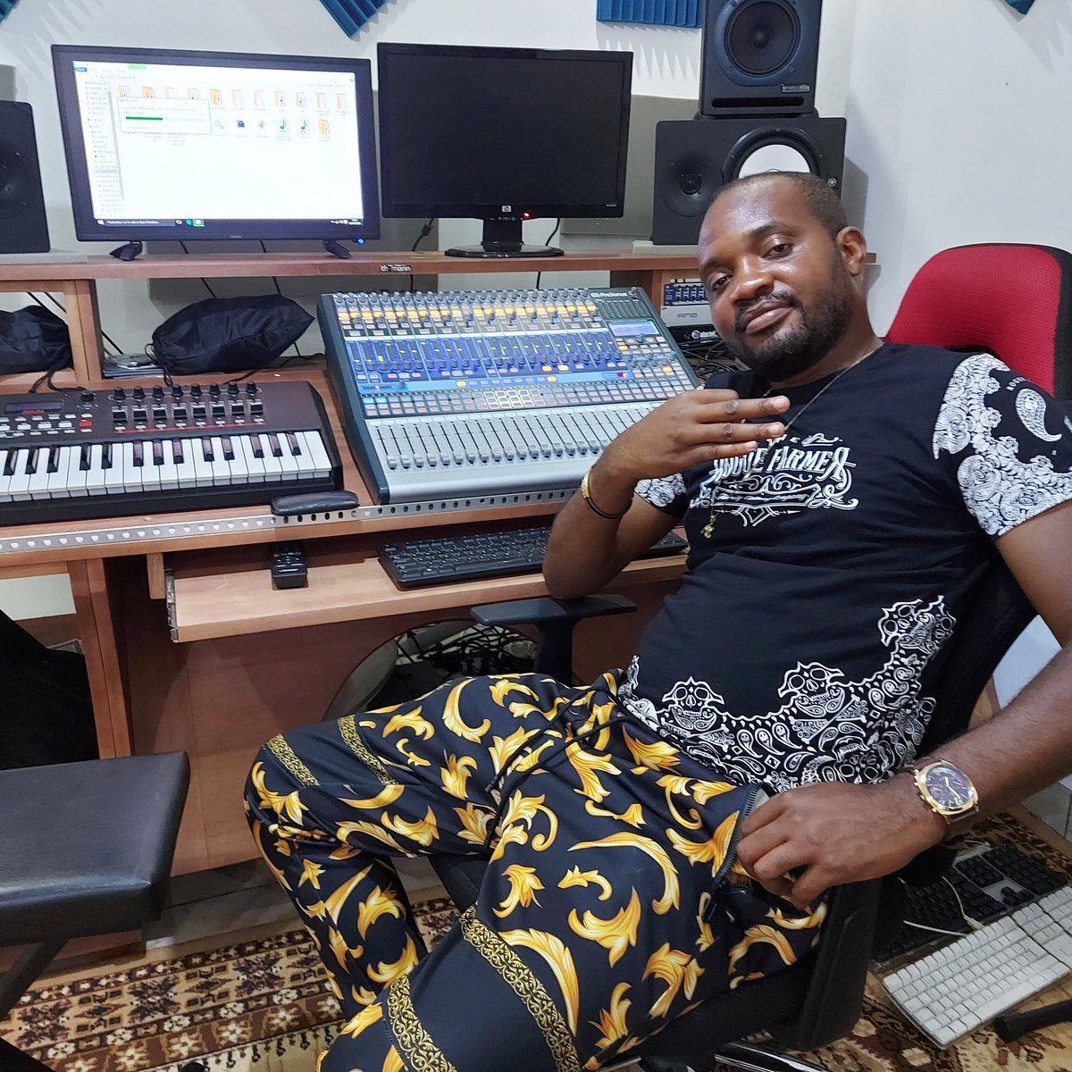 Martialunares's tweet image. Tous les jours on boulot on ne dort pas... 
quelque chose arrive avec #YUNIKA la tigresse du Mbam @jocelyne_bizart 🔥🔥🔥

#SLTP Kmermixdj.com 
Kmermix's Group
#Lélephant2Zoétéle🐘