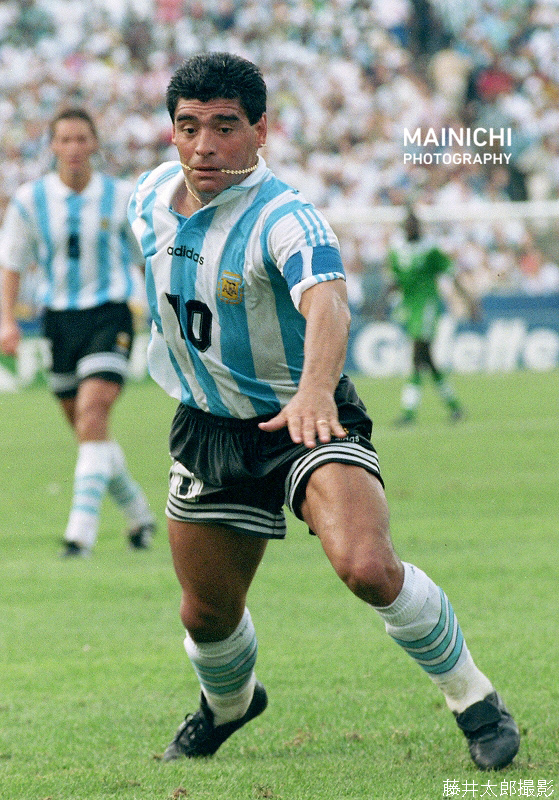 毎日新聞写真部 Na Twitteri サッカー界の元スーパー スター ディエゴ マラドーナさん 60 が25日に亡くなりました 写真は1994年 W杯アメリカ大会のアルゼンチンーナイジェリア戦で 首元のネックレスを咥えながら ドリブルでゴールに迫る姿です 写真特集を更新し 毎日新聞写真部 Na Twitteri サッカー界の元スーパー スター ディエゴ マラドーナさん 60 が25日に亡くなりました 写真は1994年 W杯アメリカ大会のアルゼンチンーナイジェリア戦で 首元のネックレスを咥えながら ドリブルでゴールに迫る姿です 写真特集を更新し