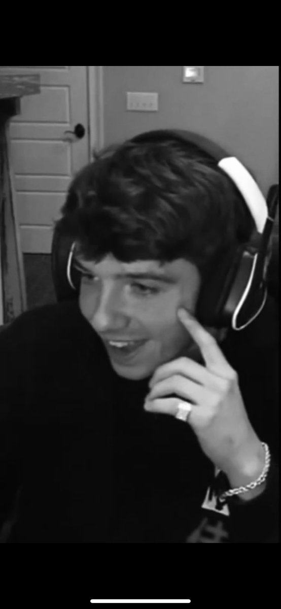 ashiss1eepy's tweet photo. Karl is one of the most hardworking individuals bro. he works so hard for every stream he does to be perfect for us and we truly do not deserve him. show him some love bc he deserves it. #honksupport https://t.co/3NYYClkLAG
