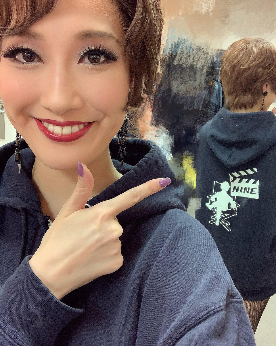 彩花まり おはようございます 今日はnineパーカー紹介です グイド座長が全員にプレゼントして下さいました 背中にはリトルグイド Xxlにして ワンピースくらいの丈感で着ています さあ今日は１回公演 大切に大切に お届けします