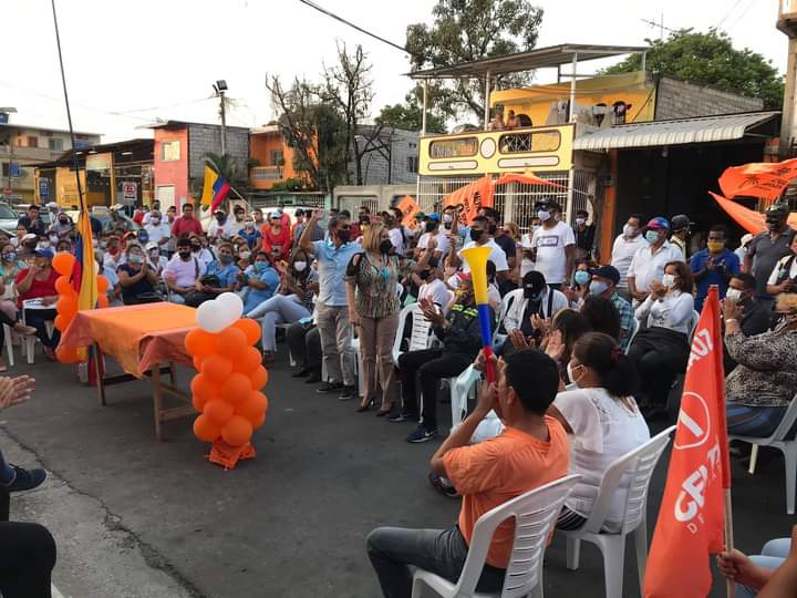 MEPlus05's tweet photo. 🟣 Hoy estuvimos junto a los compañeros candidatos a Asambleístas y Parlamento Andino en la 42 y callejón Parra (suburbio de Guayaquil) donde se realizó el evento por el #DiaDeLaNoViolenciaContraLasMujeres 

#MovimientoPlus
#NiUnaMenos💜 https://t.co/QmXi3D0o2p