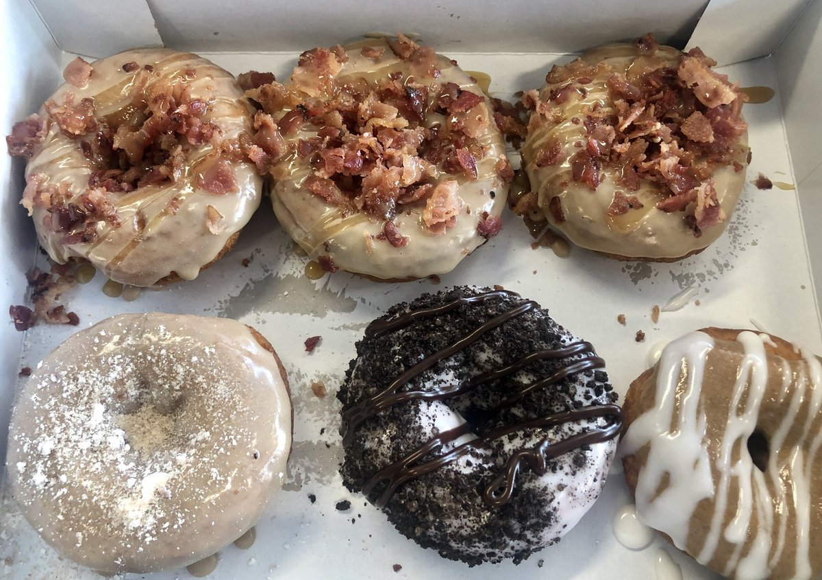 laurieteach's tweet photo. Shout out to @AprilHarden10 and my students for this fundraiser win! Used my gift card today and let’s just say I had some happy sons when I got home with these. 🍩😃🍩 #duckdonuts #baconmaple #oreo #pumpkin #fmeistheplacetobe #yummy #stockthestemlab #firstgrade https://t.co/vcTLAE1Un7