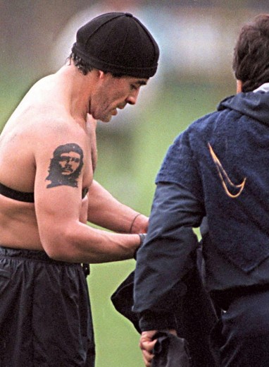 Bidondel90's tweet photo. Diego, inmenso en la vida y en la cancha, inseparable la persona del jugador, un distinto en todo.

Controversial, rebelde, auténtico, errático, irreverente...Diego, solo Diego https://t.co/vcJ1r034ZR