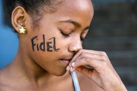 No hay mayor homenaje que el que viene del corazón de los que saben querer. Nunca fueron vistas imágenes más tiernas, un sencillo homenaje a nuestro #ComandanteEterno en el momento de su partida. Nuestros niños llevan a Fidel en el ❤. #PorTiComandanteSere #Cuba
