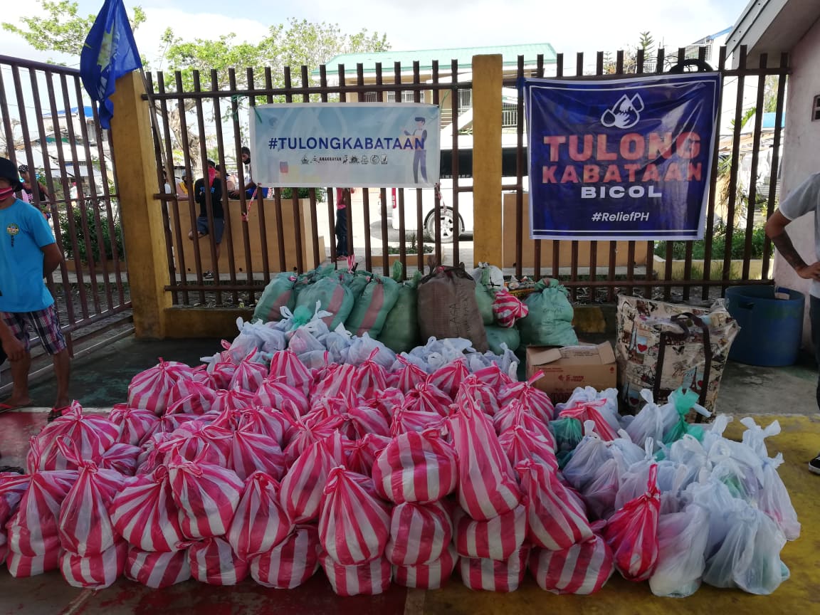 TulongKabataan_'s tweet photo. TULONG KABATAAN UPDATES

Pangatlong barangay na ang nabigyan ng ayuda ng Tulong Kabataan, Kabataan Partylist, at iba pang mga organisasyong pangkabataan para sa inisyatibong #BangonBicol ngayong araw!

#ReliefPH
#TulongKabataan https://t.co/TFLqgr72Wh