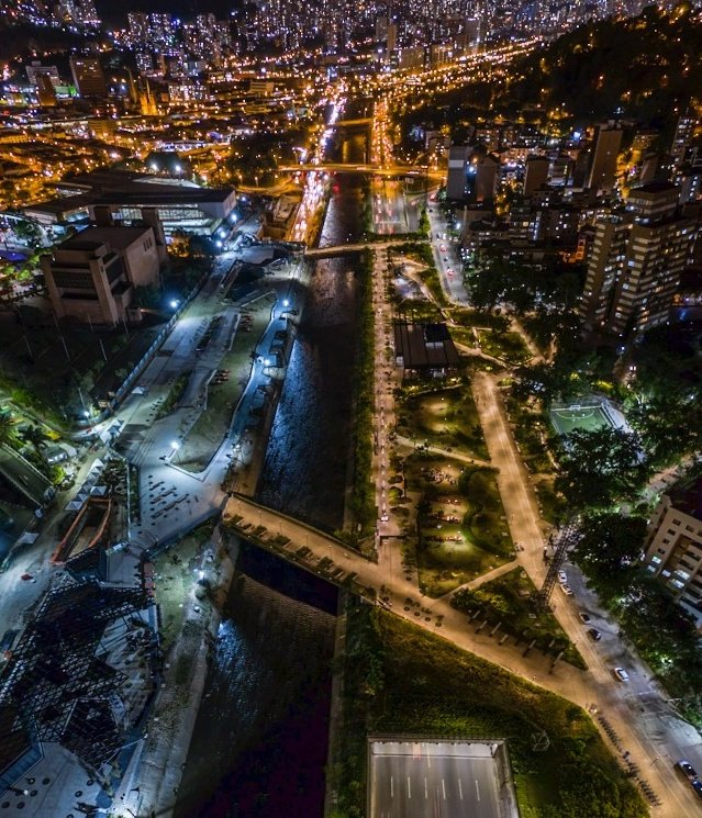 anibalgaviria's tweet photo. 👏 Parques del Río Medellín, una obra que hicimos con todo el corazón, PROYECTO GANADOR en la XXVII Bienal Colombiana de Arquitectura y Urbanismo, categoría Diseño Urbano y Paisajismo, por la calidad de sus diseños y construcción 👇 https://t.co/0NlqikFTYu