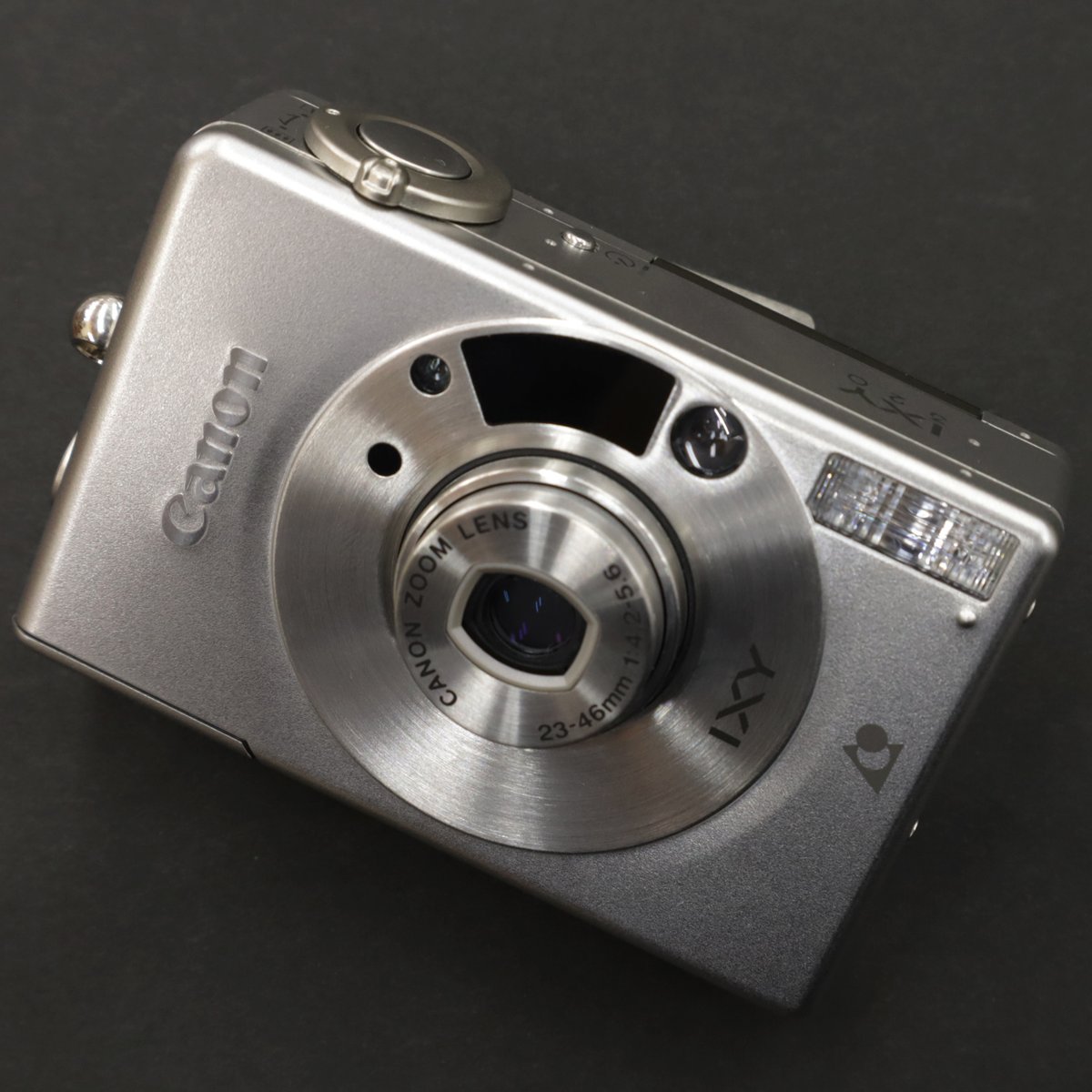 チャンプカメラ Canon Ixy 3 1 500 By 青葉台 店 手のひらサイズのコンパクトな Apsカメラ 小さなボディに程よいずっしり感と高級感のある金属外装がオシャレな一台です 当店にて期限切れ Apsフィルム の販売や即日スピード現像 データ化