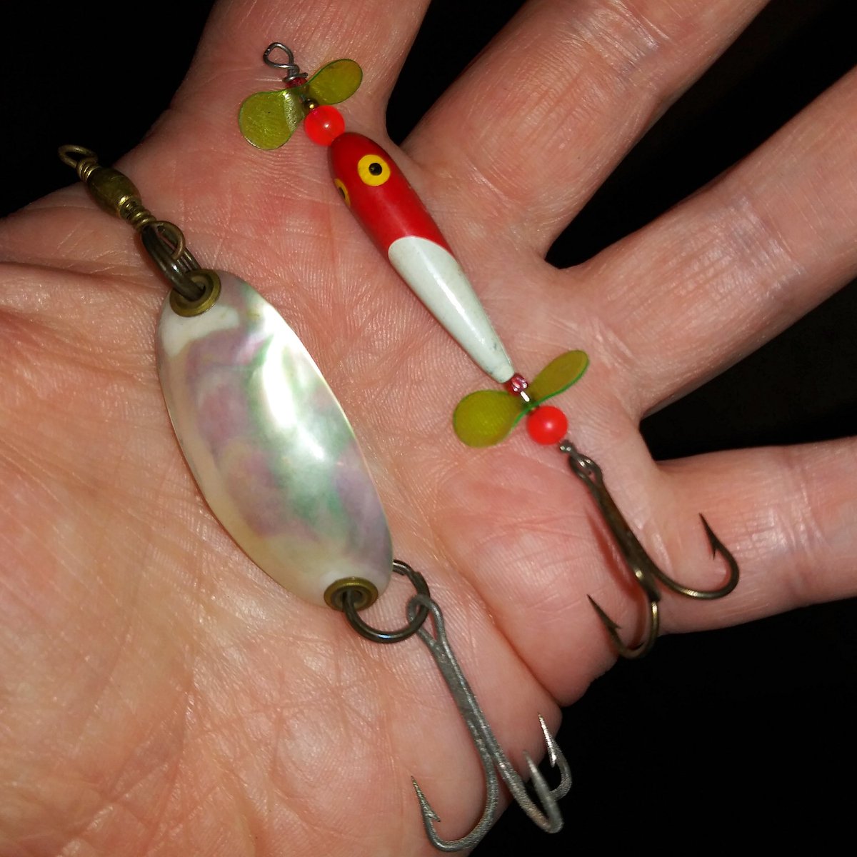 wezytree's tweet photo. The contents of my Dad's forgotten 1971 tackle box. #fishing #tackle #tacklebox #oldschool #theydontmakethingsliketheyusedto #forgottentreasure https://t.co/Q5bpQcAVUd