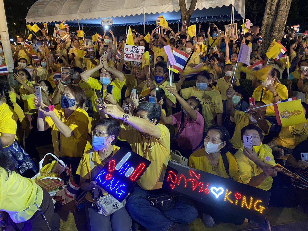 Teerapon3939's tweet photo. เรารักในหลวง💛🇹🇭
#ภูมิใจที่ได้รับเสด็จ https://t.co/XEAZnAadU1