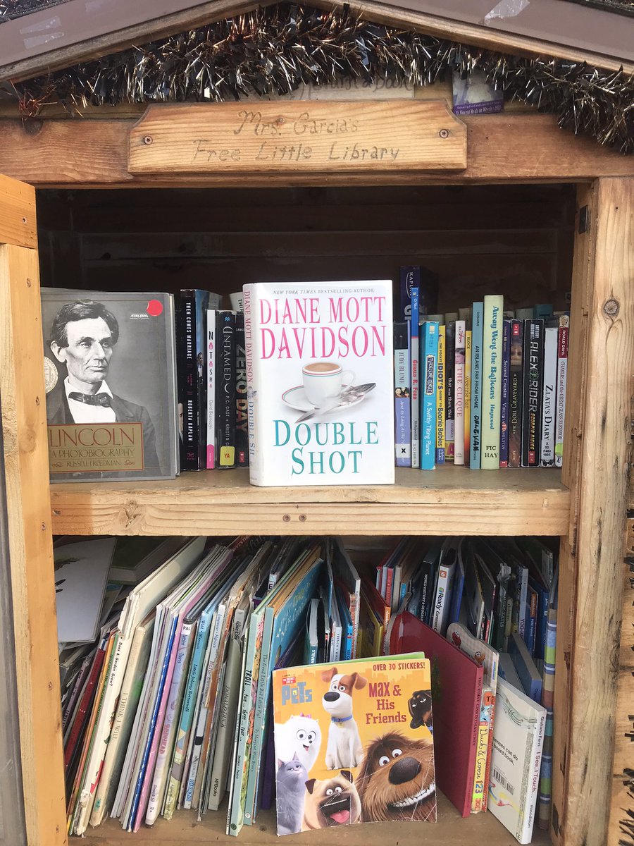 EagleRockLitLib's tweet photo. Happy #ThanksgivingEve 🍂 from @EagleRockLitLib 😊Take a few books to hold you over the holiday week. https://t.co/6jhMbXneOM