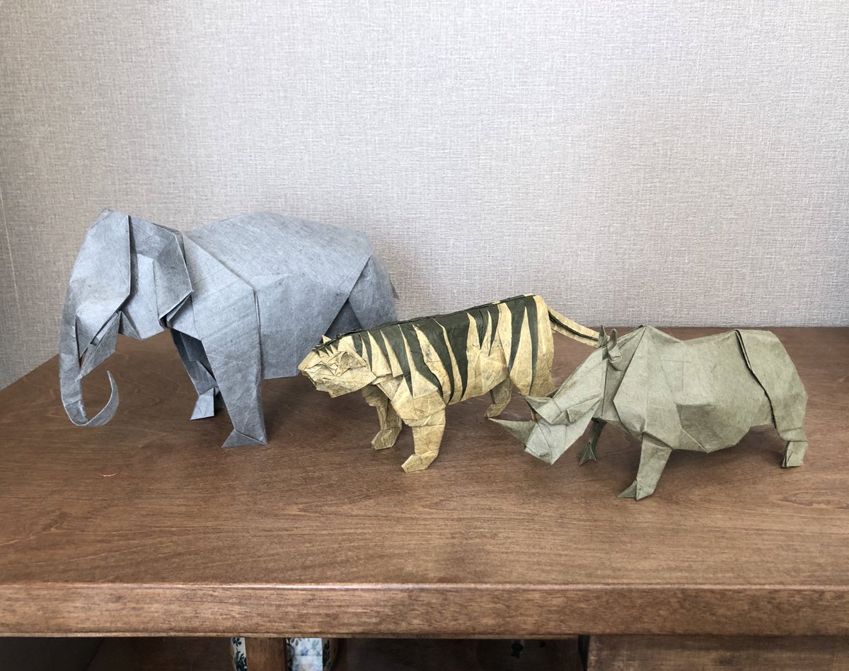 久しぶりに折り紙したら止まらなくなって、紙の動物園。

創作者は神谷哲史さん。左からアジアゾウ、トラ、シロサイ。