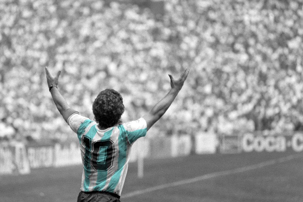 Se murió Maradona. Se murió. Es escribirlo, leerlo y no entenderlo. Es repetir las letras una tras otra. Algo no encaja. Y es que Diego era lo contrario. Era una tremenda certeza de vida. Diego no se murió. Diego se vivió.