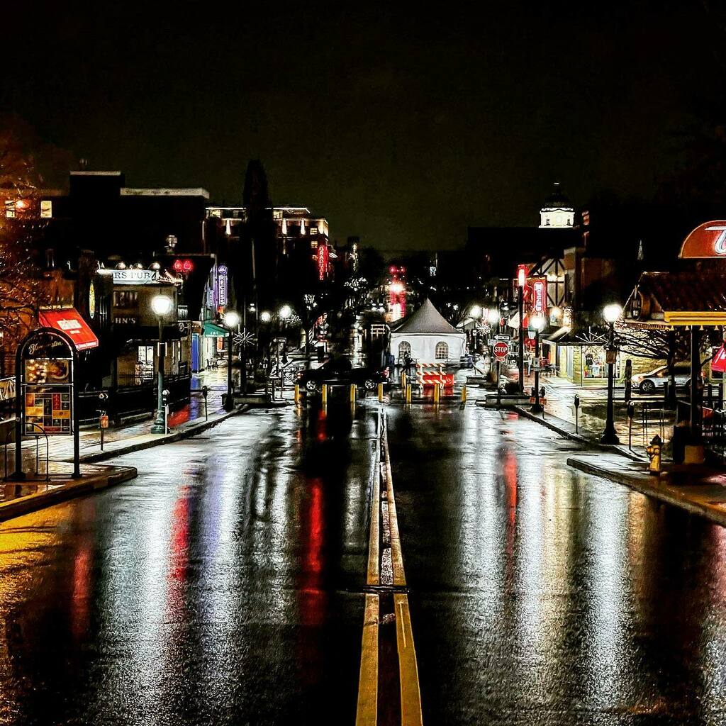 OmerAbdullah1's tweet photo. A rare silence on the streets of a college town...
#bloomington #bloomingtonindiana #indiana #iu #indianauniversity #indianauniversitybloomington #hoosiers #kirkwoodstreet #night #nightphotography #street #streetphotography #streetphotographer #streetsce… https://t.co/oEkn3fbpQY https://t.co/h0bSt1m9r1