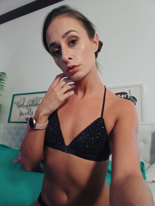 I'm live: https://t.co/KvVH3kqPmw https://t.co/ZfbiLXTtFZ