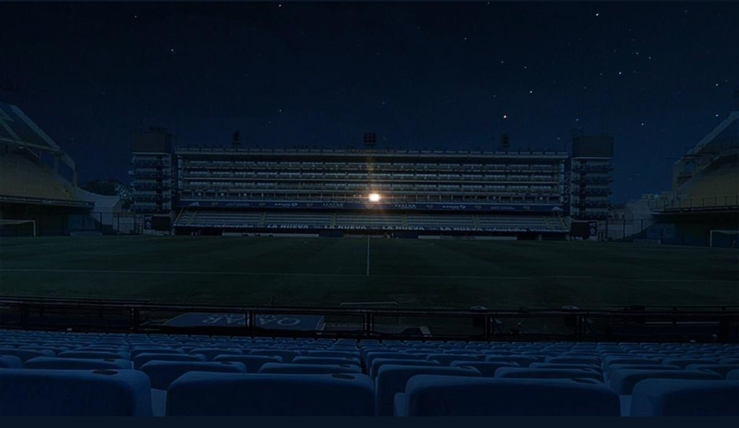 Una sola luce nella Bombonera, quella del suo posto.

#Maradona