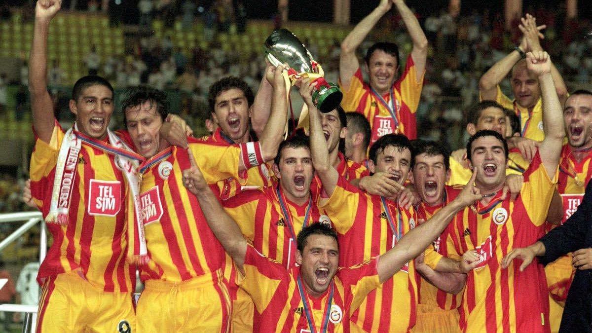 GsFormakolik's tweet photo. 2000/01 Uefa Süper Kupa Forması #galatasaray #istanbul #jersey #trikot #forma #adidas #umbro #nike #lotto #futbol #parçalı #sarıkırmızı #cimbom #adidas #galatasara #retrojersey #uefa #supercup https://t.co/hCUuM97dmT