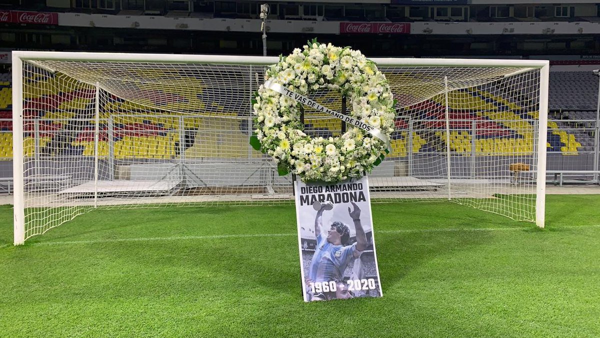 📍 Estadio Azteca 🏟: así está ahora el arco del Gol del Siglo. Una corona y foto de Maradona, con la leyenda: "Te vas de la mano de Dios". Emocionante ❤️⚽