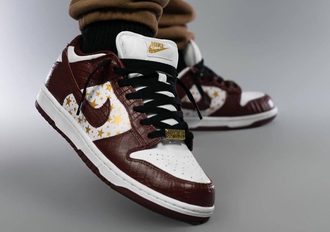 SneakerNews's tweet photo. If you secure the Supreme x Nike SB Dunk Low 'Barkroot Brown,' are you wearing or reselling them? (📸: IG/@yankeekicks) https://t.co/WucBwctm7N https://t.co/VrkJQc5afu