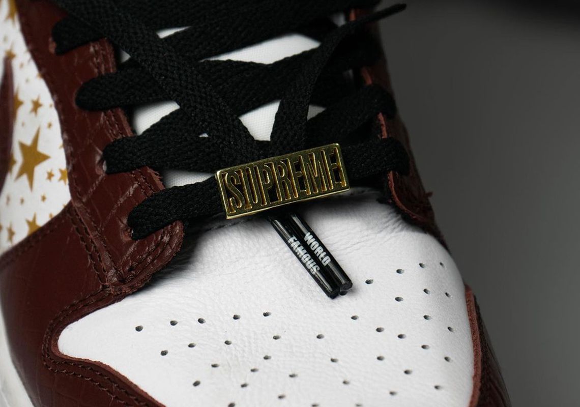 SneakerNews's tweet photo. If you secure the Supreme x Nike SB Dunk Low 'Barkroot Brown,' are you wearing or reselling them? (📸: IG/@yankeekicks) https://t.co/WucBwctm7N https://t.co/VrkJQc5afu