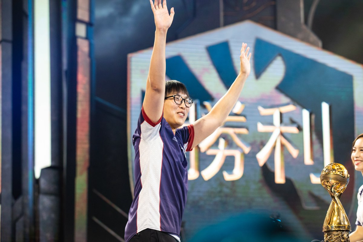 lolesports's tweet photo. Legend. https://t.co/WZmm3rA6Es