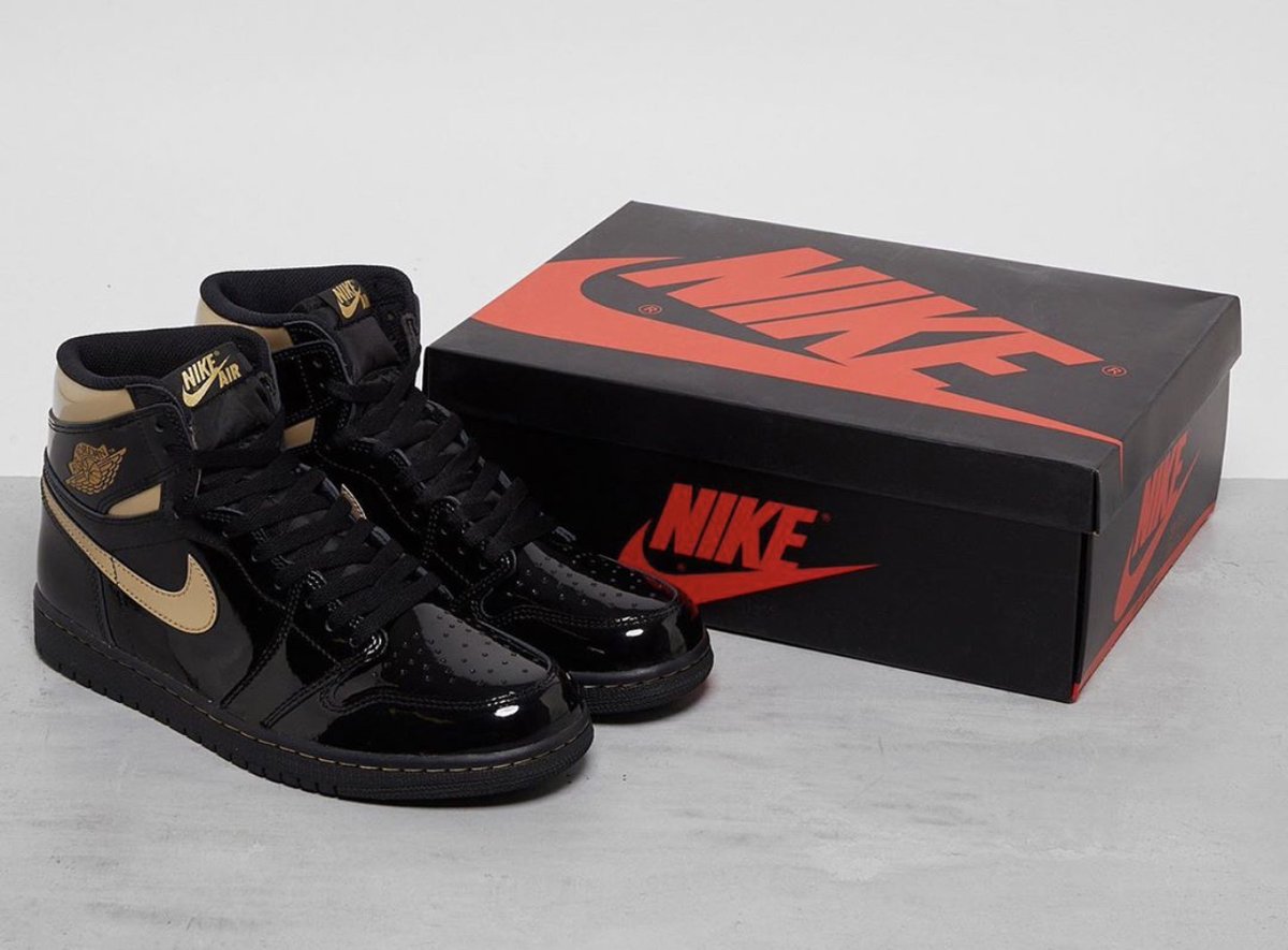 TheClosetInc's tweet photo. NEW SIGN UP AVAILABLE �� 
Air Jordan Retro 1 High OG"Patent Black/Gold" (Men's) 
Available in sizes 8-13 

To qualify: 
1. Like this post
2. Retweet 
3. Tag 3 friends 
4. Sign up via the direct link in our bio 

#MJMONDAY #RAFFLE #JORDAN #NIKE #RETAIL #LONDON #CHATHAM https://t.co/IE8FyjZ673