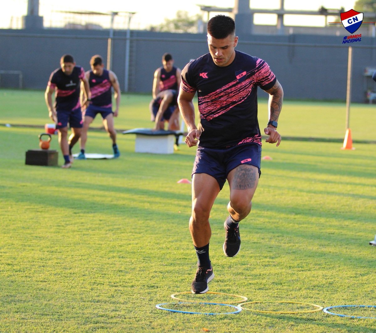 clubnacionalpy's tweet photo. #EntrenamientoTricolor 🔴⚪🔵
⚽️📸Nos seguimos preparando para medir al equipo #Solense 🙋🏻♂️
#VamosNacional #LaAcademia 💪🏻 https://t.co/lDxXsL0Is9