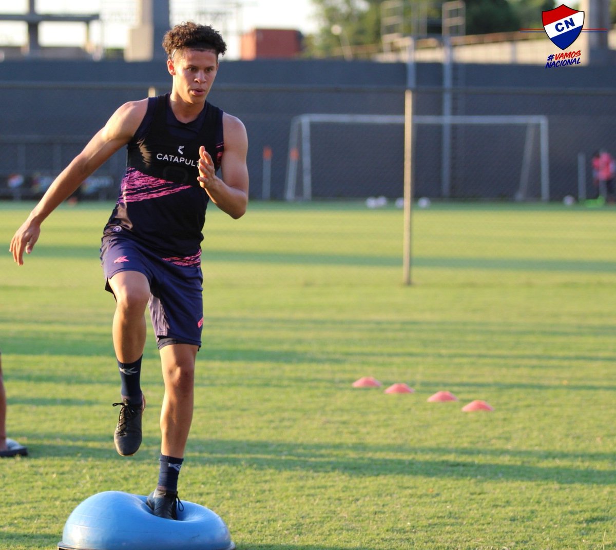 clubnacionalpy's tweet photo. #EntrenamientoTricolor 🔴⚪🔵
⚽️📸Nos seguimos preparando para medir al equipo #Solense 🙋🏻♂️
#VamosNacional #LaAcademia 💪🏻 https://t.co/lDxXsL0Is9