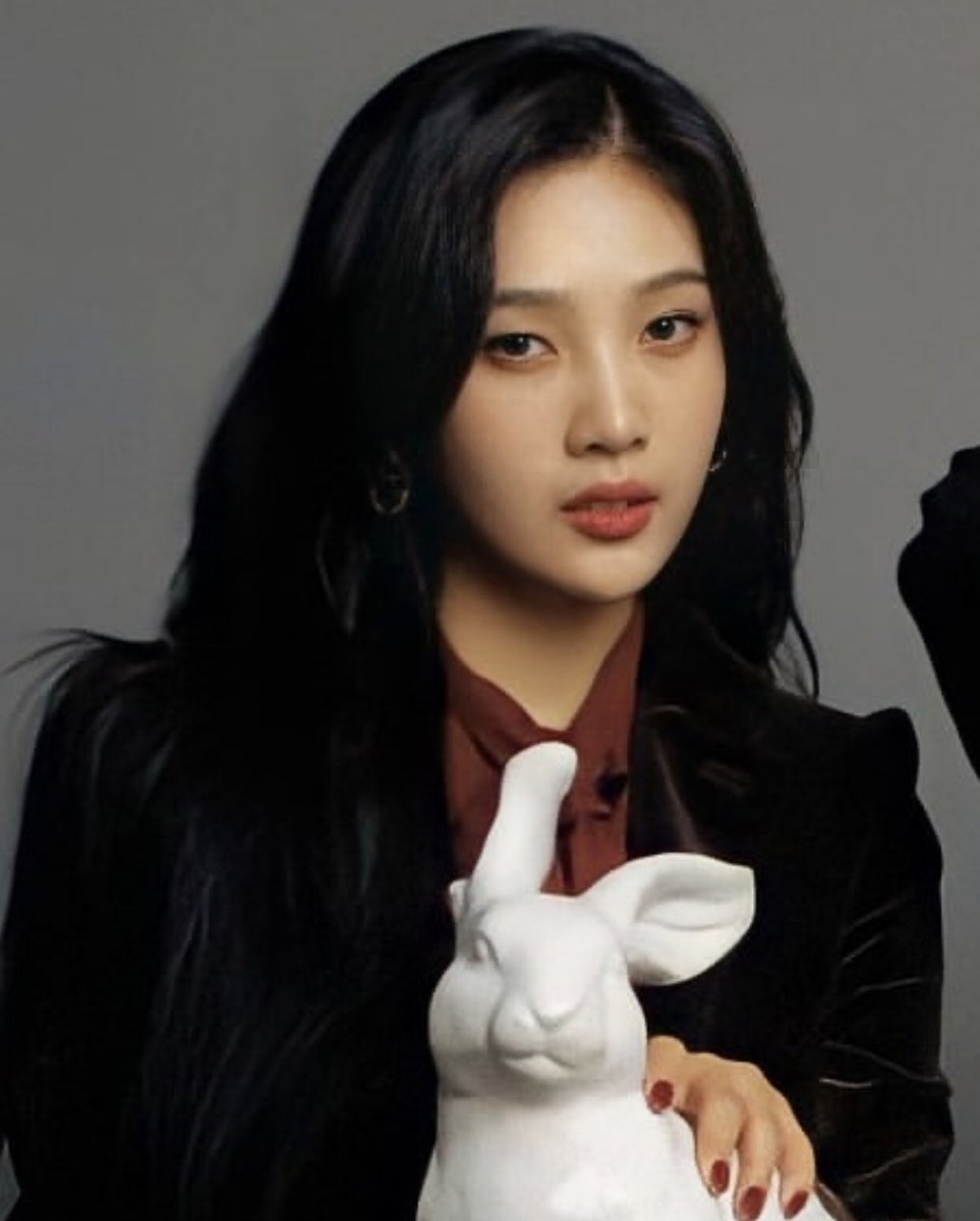 irenes_badger's tweet photo. Spot the real bunny!
Am I the only one who is intrigued why there are four bunnies in this pic? https://t.co/xkk3J56uaj