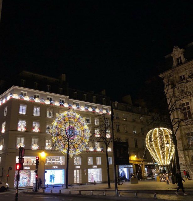 25_janvier's tweet photo. ✨Christmas Decorations in Paris 🎉 https://t.co/7kpMT7eBXN