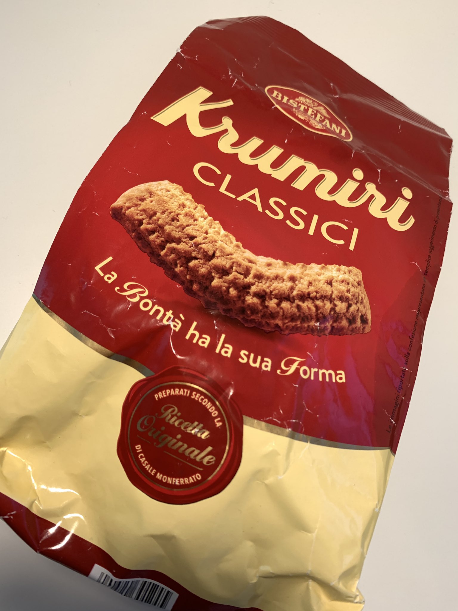 ひつじこ クルミーリは北イタリアピエモンテ地方のお菓子 コーンスターチを使った馬蹄型の素朴な焼き菓子 です 元祖 赤缶 のは高いけどスーパーマーケットの普及品でもすごく美味しい これが最後の一袋 T Co Tskwkri1zi Twitter