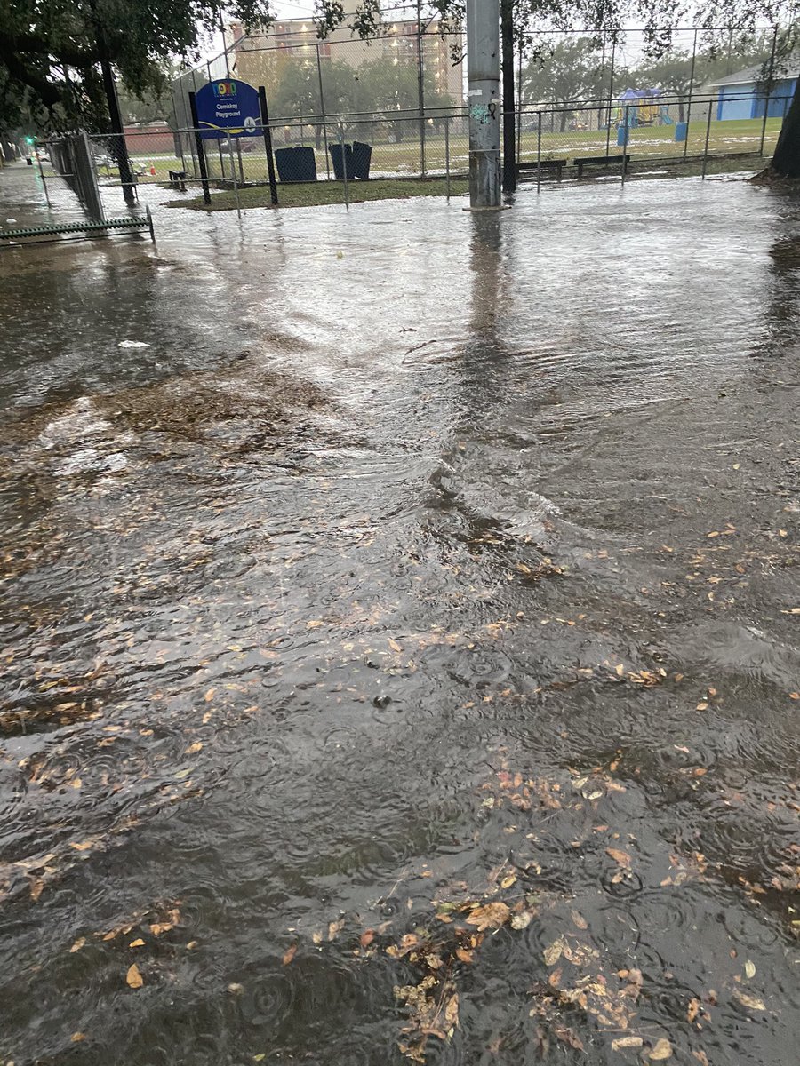 cosirl's tweet photo. @WWLTV @Dave_Nussbaum  Flooding at JeffDavis &amp; Banks. @SWBNewOrleans @nolaready @NOLACityCouncil perhaps now is a good time to turn the pumps on? https://t.co/CfRIlHIjY4