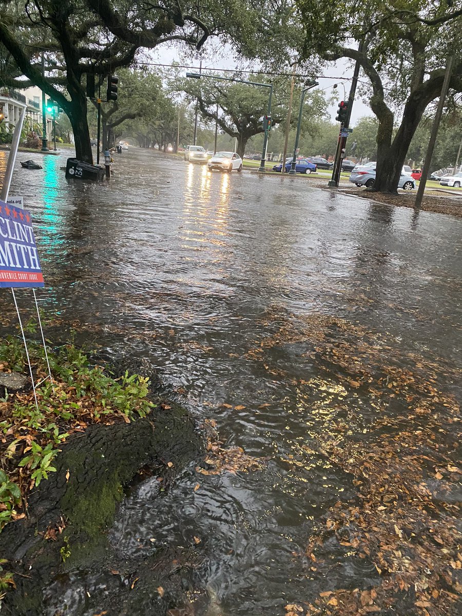 cosirl's tweet photo. @WWLTV @Dave_Nussbaum  Flooding at JeffDavis &amp; Banks. @SWBNewOrleans @nolaready @NOLACityCouncil perhaps now is a good time to turn the pumps on? https://t.co/CfRIlHIjY4
