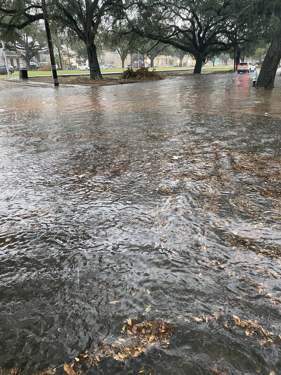 cosirl's tweet photo. @WWLTV @Dave_Nussbaum  Flooding at JeffDavis &amp; Banks. @SWBNewOrleans @nolaready @NOLACityCouncil perhaps now is a good time to turn the pumps on? https://t.co/CfRIlHIjY4