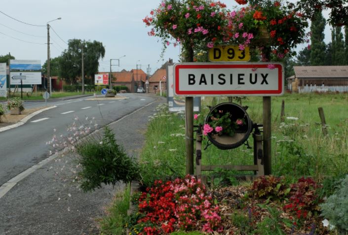 MatCorbillon's tweet photo. En mairie de #Baisieux avec son Maire Philippe Limousin pour échanger sur le développement economique @Mel_Economie et l'aménagement de sa commune.
✔️Implantations entreprises #LaMalterie #StCalixte
✔️Plan de relance #Sommer #Imperator
✔️Fond de Rebond
✔️Commerces https://t.co/4LtgHLMPGM
