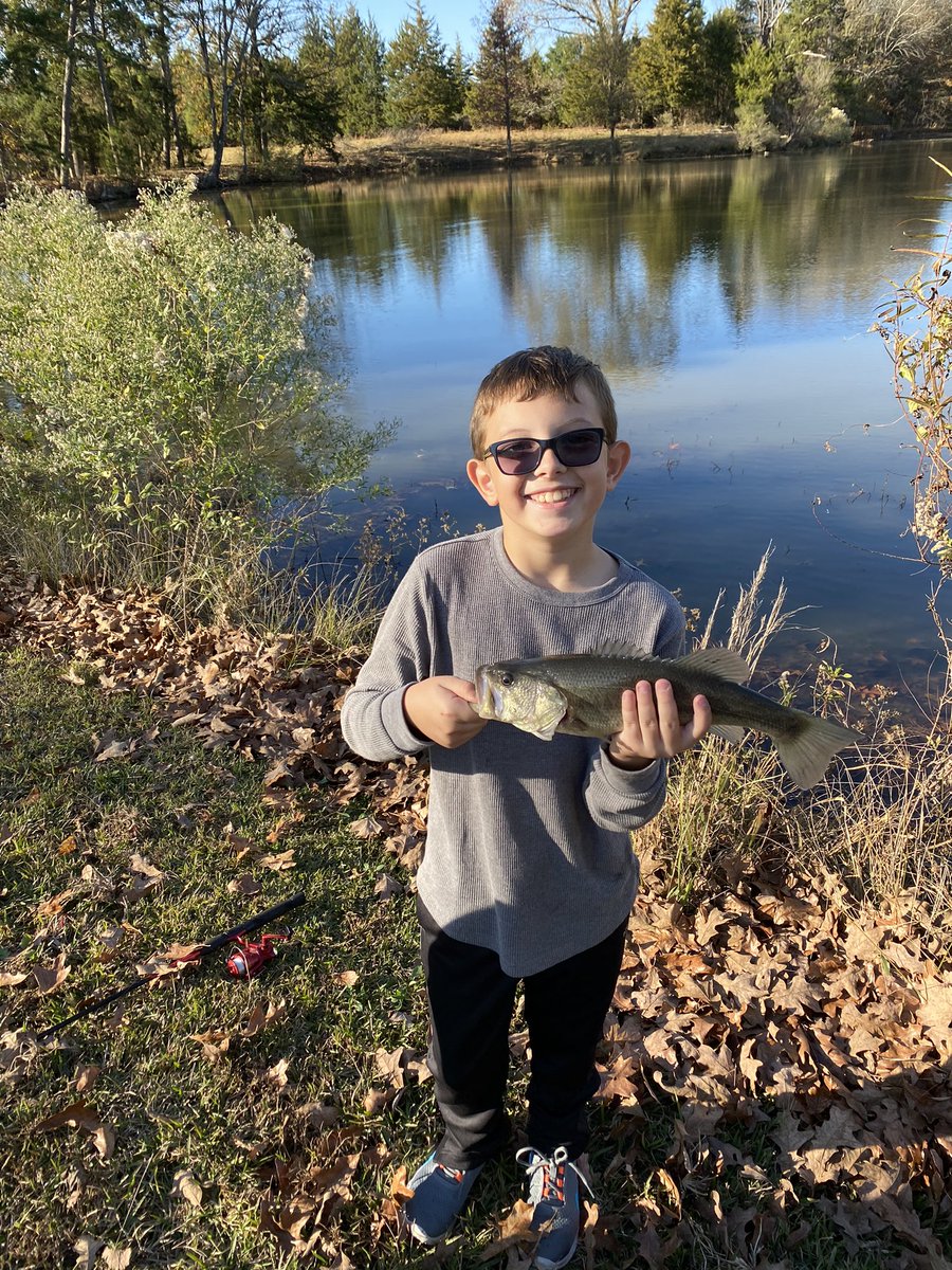 WaldieMichael's tweet photo. Get those kiddos outside, great fall pond fishing day! #RollTribe https://t.co/nSWRJ4efmZ