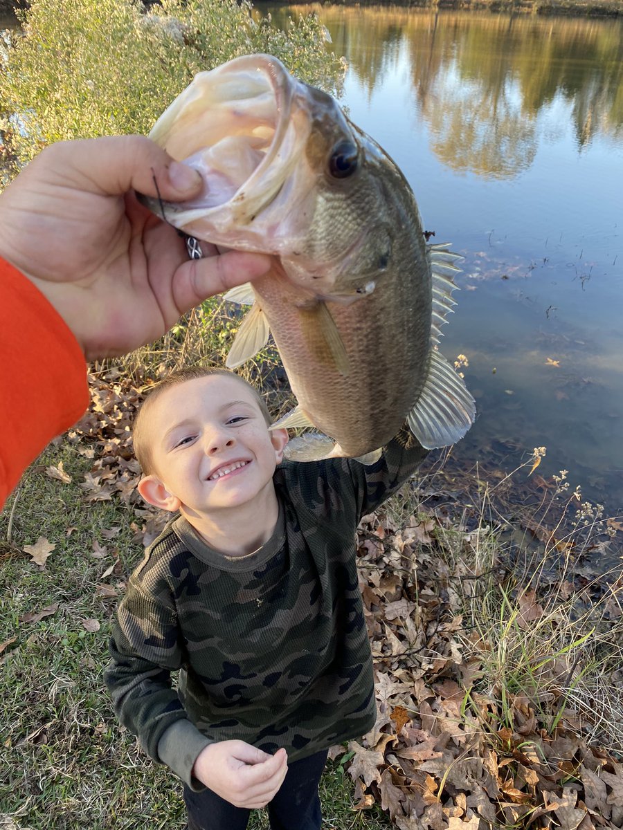WaldieMichael's tweet photo. Get those kiddos outside, great fall pond fishing day! #RollTribe https://t.co/nSWRJ4efmZ