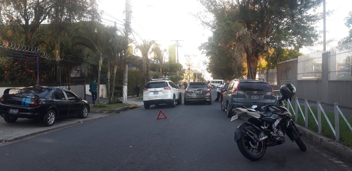 dougrhernandez's tweet photo. @pnc @VMTElSalvador @alertux  estimados de su ayuda para quitar estos carros llevan mas de una y media bloqueando el paso 23 calle aun costado de los edificios morados https://t.co/jxRoeV5lLV