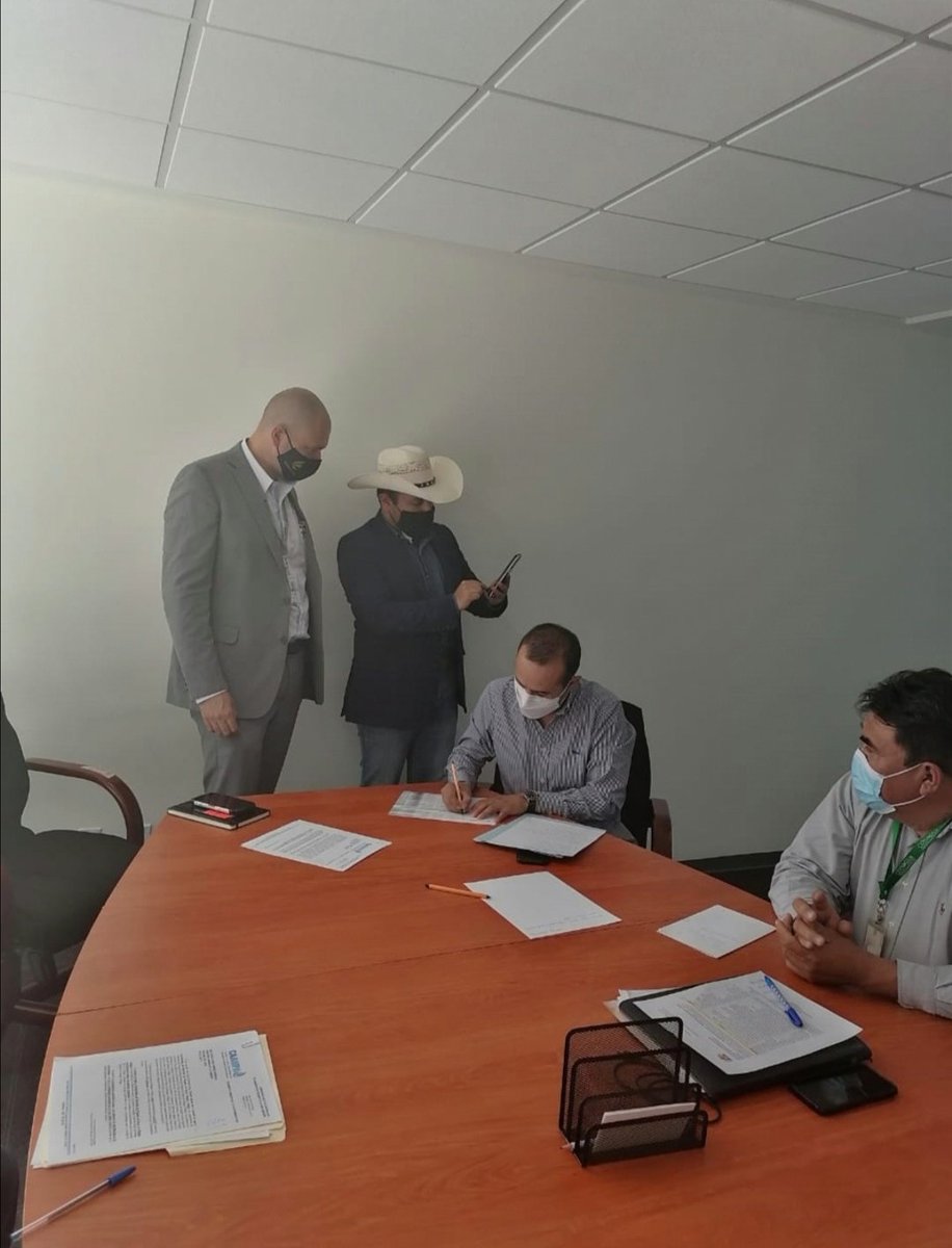 LuisECadenaG's tweet photo. Como presidente electo expuse ante directivos de la CONAGUA  los problemas que aquejan a Nopala pero también las soluciones, buena comunicación con los diferentes niveles de gobierno, voluntad y con profesionalismo estoy seguro que consolidaremos un gobierno exitoso #Cadena #4T https://t.co/afdDiRVQOg