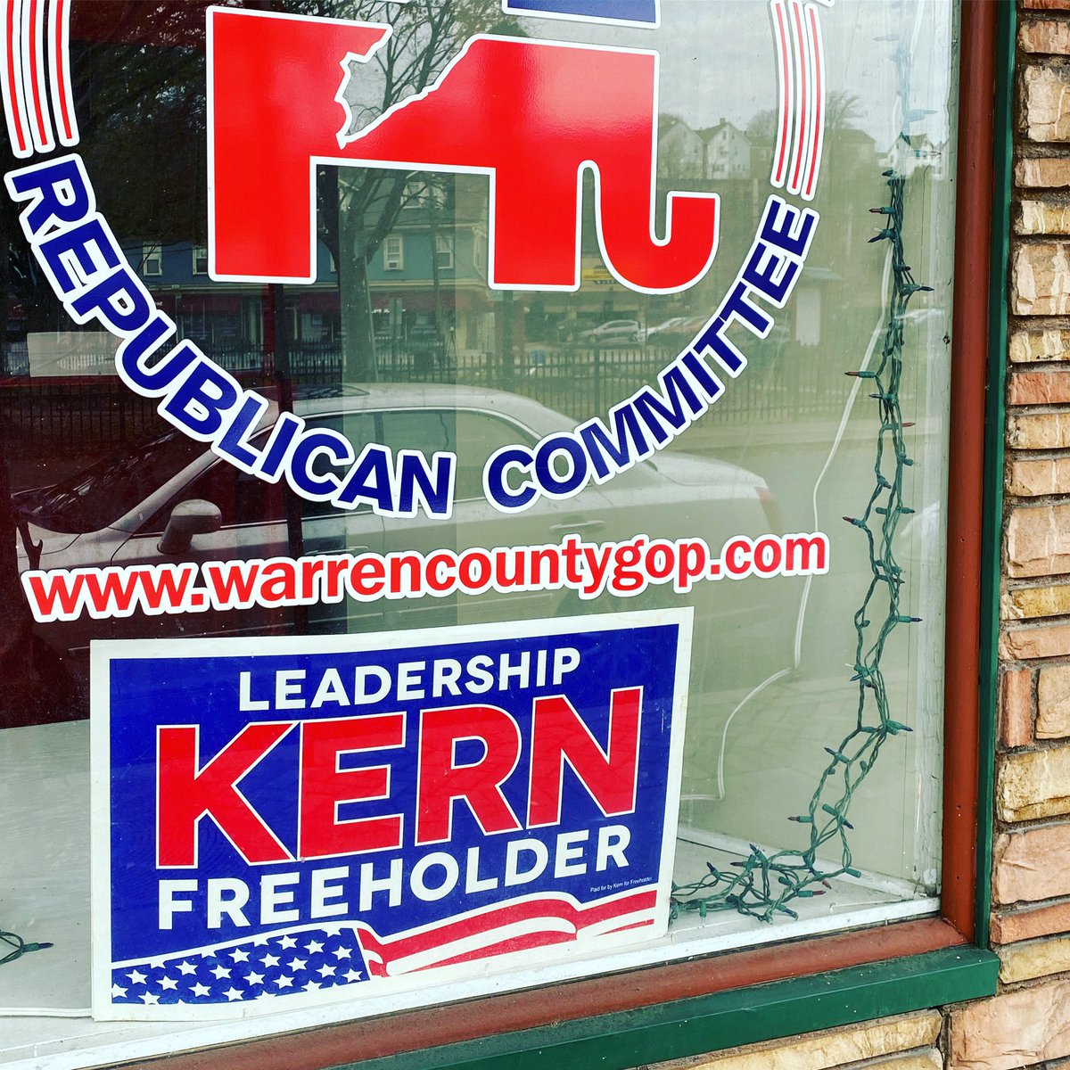 WCGOPNJ's tweet photo. We can only use these signs until the stroke of midnight on December 31, 2020 so we decorated for 2021 a little early. 😉#LeadRight #KeepWarrenRed #kernforfreeholder #2021iscoming 🐘🇺🇸 @JamesRKernIII https://t.co/pSaLsQ5jza