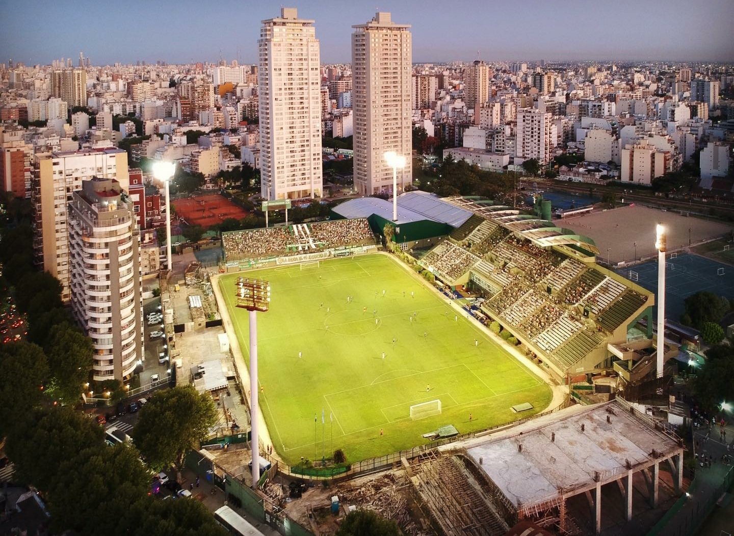 Ferro Carril Oeste, Estadio Arquitecto Ricardo Etcheverri – Los