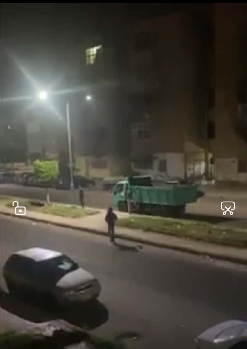 24mAbbas's tweet photo. امبارح عدت العربيه دي بليل في منطقة الروضه ببورسعيد وكانت بتاخد الكلاب الصغيره وتحط أطباق فيها سم ودراي جنب الارصفه ومدخل عمارات اللي فيها قطط بمساعدة الأوساخ اللي في الصوره دي وعلى فكره معايا كذافيديو ومتفكرش عشان العربيه من غير نمرمش هنعرف نثبت انهاتبع الحي ذي مدام سماح بتاعة + https://t.co/3jh7Hfj1Ce