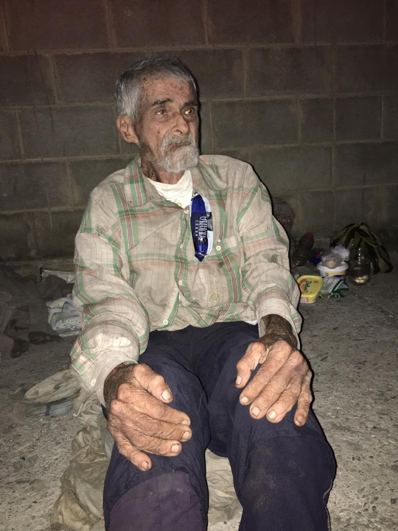 Heberlizeth's tweet image. Este señor, de aprox. 98 años, está carrera 32 entre Av. Andrés Bello y calle 23 #Barquisimeto habría llegado al terminal de pasajeros, pero no sabe dónde está.

Dice llamarse Eduard Alberto Ocanto y que reside en Naguanagua #Carabobo

Difunde, tal vez, su familia lo esté buscado