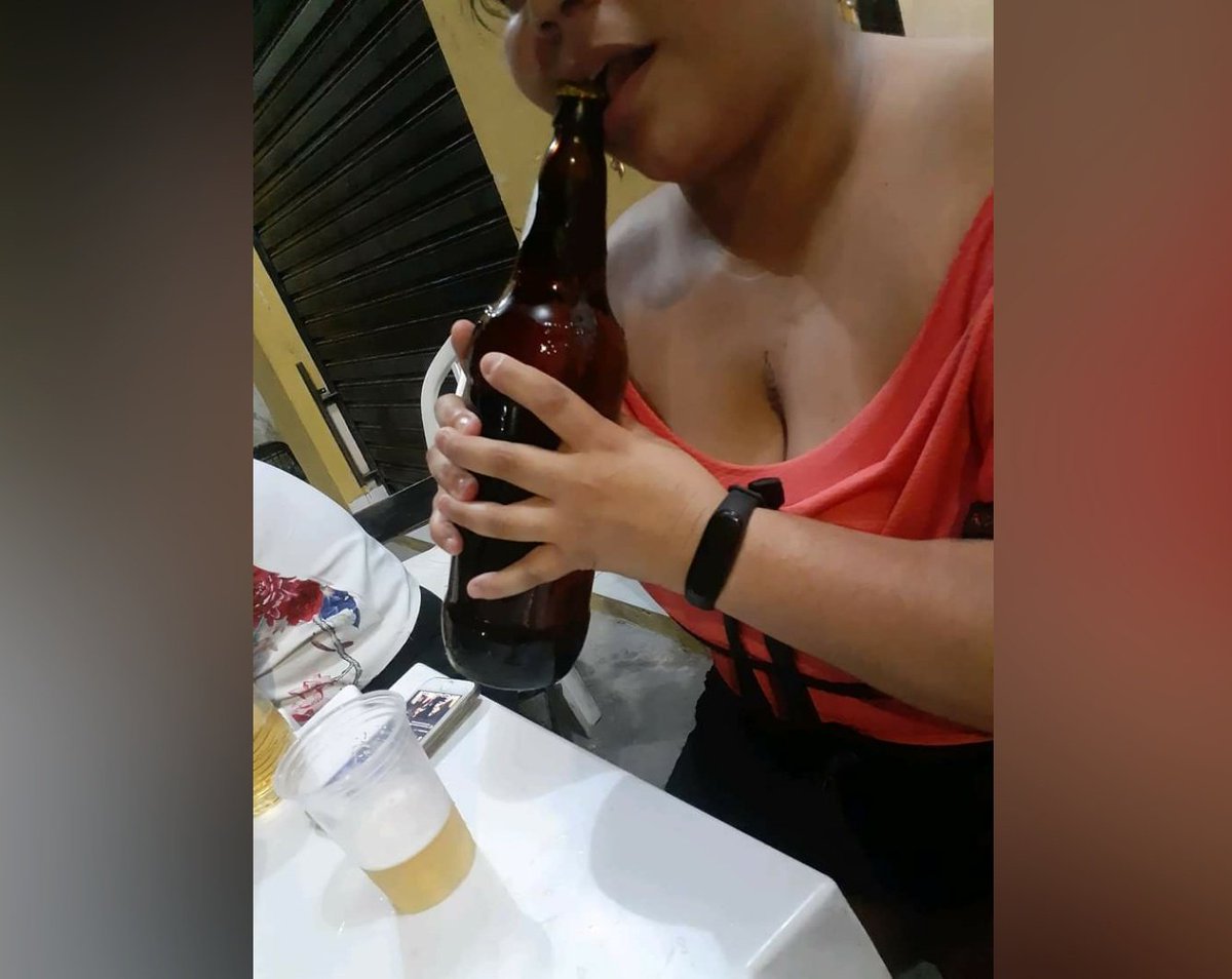 kleysinho66's tweet photo. O foda é que ela é linda e ainda abre a cerveja no dente https://t.co/n6yv5rljoh