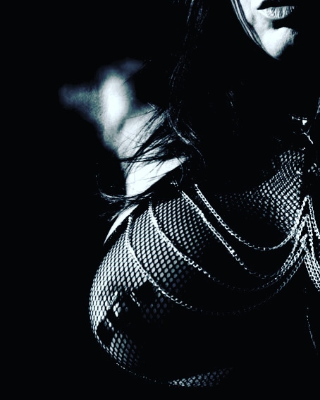 bee_burlesque's tweet photo. Peek a Boo #queeniebeeburlesque #burlesquelife  #burlesquedancer #pinupmodel #alternativemodel #tattoogirls #vintageglamour #witchcraft #creative #newburlesque #burleylife #showgirls #entertainment #performanceart #bustygirls #lingerie #fetishmodel https://t.co/COYrMJ71VE