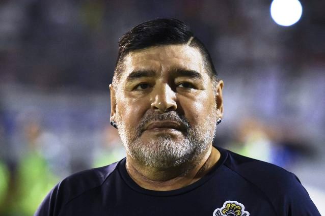 tu tambien Diego
en este año maldito
descansa en paz, eterno campeón ..