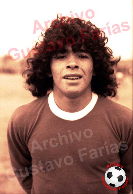 Como si fuera de Alberto Korda... La foto de Diego Maradona, a los 16 años, tomada el 20 de junio de 1977 en... cancha de Las Palmas !!!! Un de las mejores que vi de sus primeros pasos. Gracias por tanta magia Diego !!